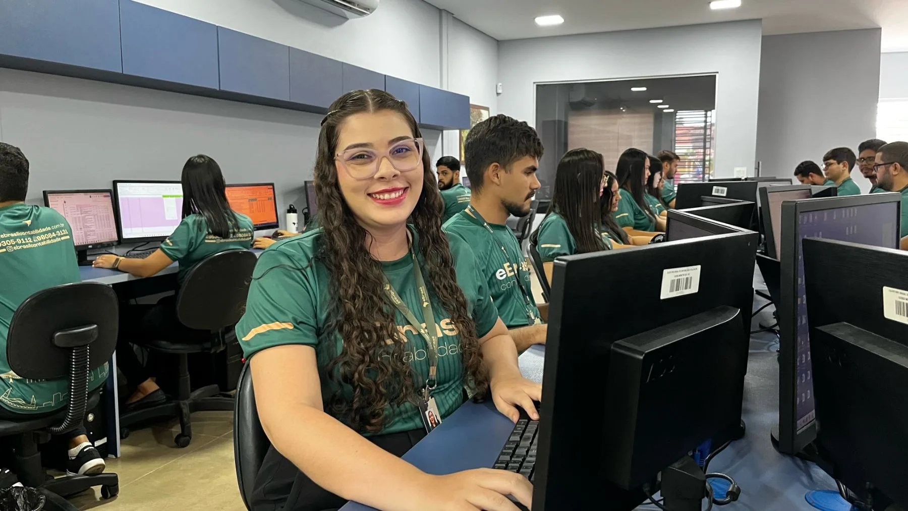 Equipe da eBrasil trabalhando no escritório